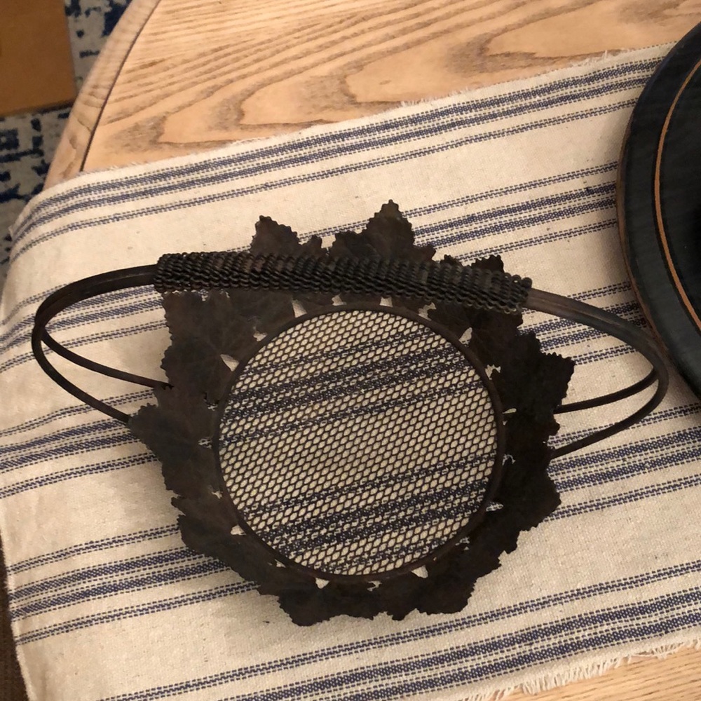 Rustic leaf basket - Picture 2 of 3